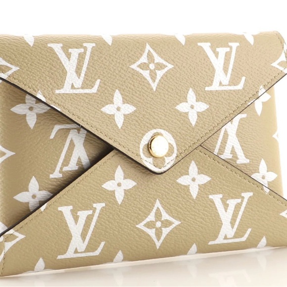 Louis Vuitton
Kirigami Pochette Limited Edition Colored Monogram Giant MM - Picture 1 of 5